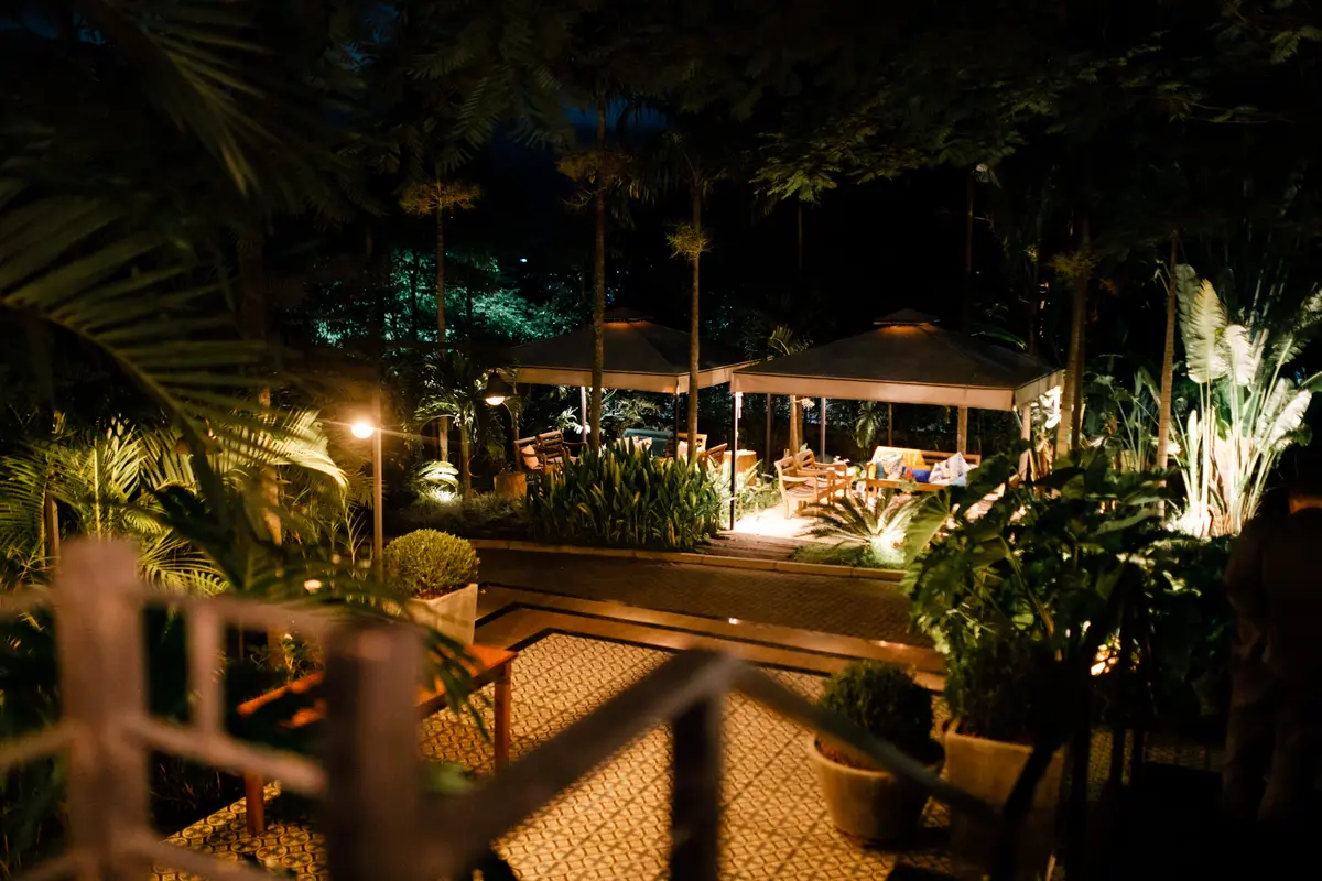 Jardim do Vivá à noite, com gazebos iluminados entre palmeiras