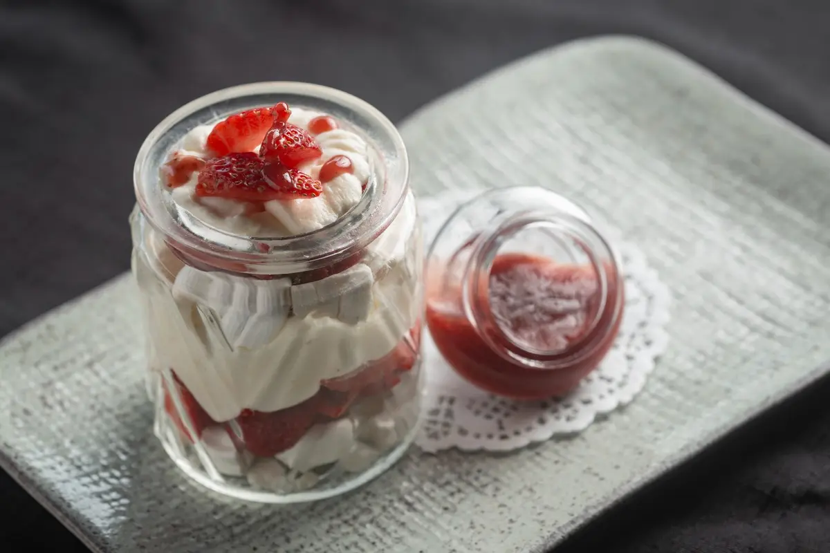 Sobremesa no pote com frutas vermelhas